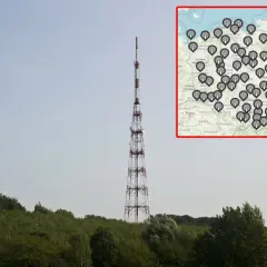 Wysoki maszt telekomunikacyjny na tle nieba, obok mapa z zaznaczonymi nadajnikami.