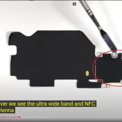 Na zdjęciu widać element telefonu Samsung, gdzie znajduje się antena NFC.