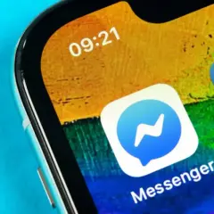 Ikona Messengera na ekranie telefonu. Jest 09:21, a messenger nie działa.