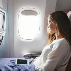 Czy w samolocie jest wifi? Sprawdź, które linie oferują internet