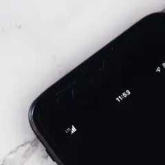 Na ekranie telefonu widać godzinę 11:53, wskaźnik baterii 85% i LTE. To pokazuje, co oznacza edge w telefonie – szybki dostęp do internetu.