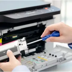 Naprawa drukarki laserowej. Wymiana tonera, nie atramentowej.