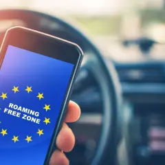 Telefon z flagą UE i napisem "ROAMING FREE ZONE". Podróżując po UE, nie trzeba włączać roamingu.