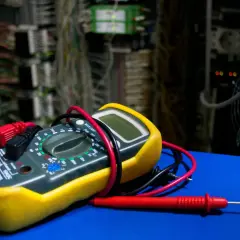 Miernik elektryczny jak podłączyć kable - uniknij błędów i uszkodzeń