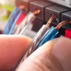 Jakim kablem podłączyć głośniki do telewizora, aby uniknąć problemów?