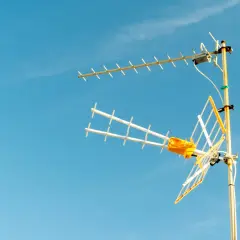 Antena telewizji naziemnej na tle błękitnego nieba. Dowiedz się, jak odbierać tv naziemna.