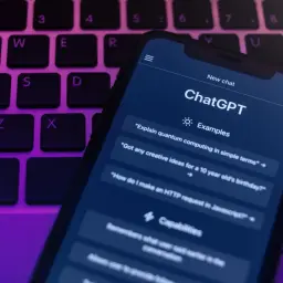 Telefon z aplikacją ChatGPT na klawiaturze. Czyżby awaria ChatGPT uniemożliwiła zadanie pytania o urodziny?