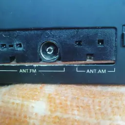 Złącza antenowe radia: ANT.FM i ANT.AM. Szukasz najlepszej anteny do radia FM? Tutaj podłączysz swoją!