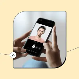 Dłonie trzymają smartfon z otwartą aplikacją do zdjęć. Na ekranie widać portret kobiety i narzędzia do edycji.