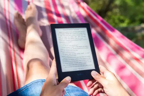 Relaks w hamaku z czytnikiem ebook. Idealny do czytania, gdy szukasz najlepszego czytnik ebook ranking.
