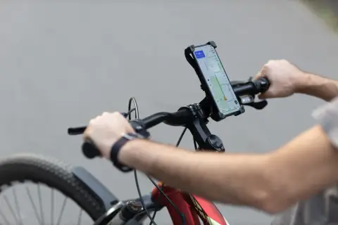 Rowerzysta korzysta z aplikacji na rower, która pokazuje trasę na mapie.