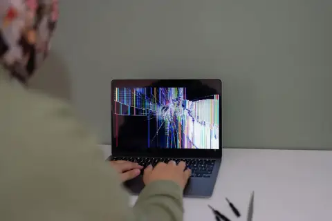 Laptop nie chce się włączyć, ekran pęknięty, kolorowe linie i zakłócenia.