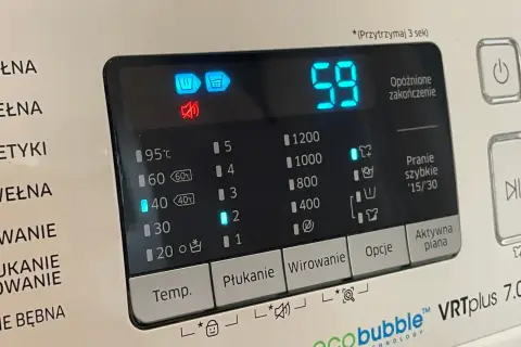 Wyświetlacz pralki Samsung z ikonami: wirowanie, płukanie, wyciszenie. Czas 59 minut.