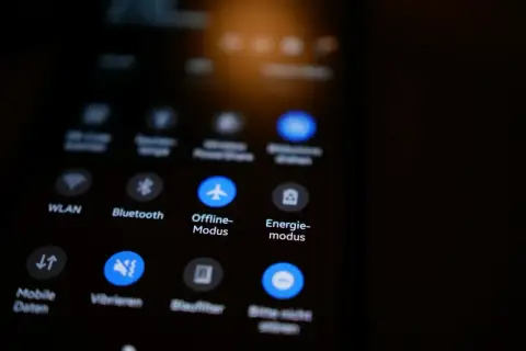 Ikona samolotu symbolizuje tryb samolotowy na ekranie telefonu.