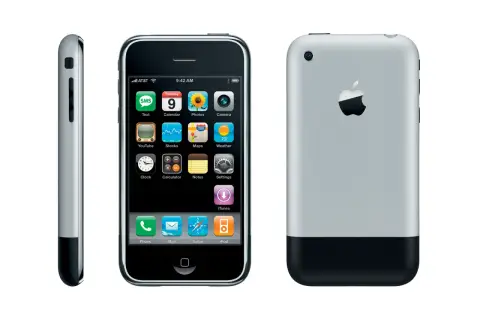 Trzy widoki pierwszego iPhone'a. Widoczny ekran z ikonami aplikacji, bok urządzenia oraz tył z logo Apple.