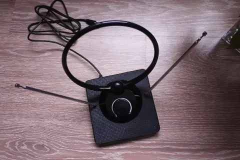 Nowoczesna antena pokojowa z okrągłą pętlą i teleskopowymi wysięgnikami, idealna co zamiast anteny tv.