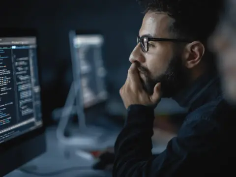 Jak zaprogramować sztuczną inteligencję - proste kroki dla początkujących