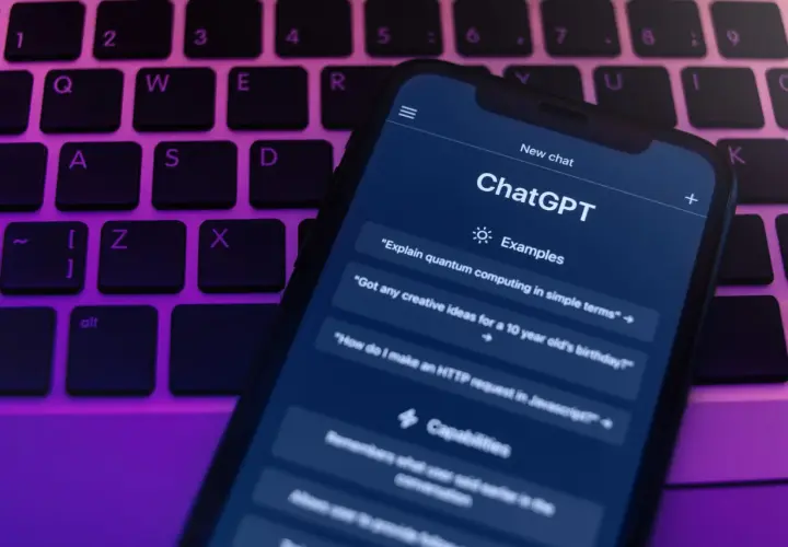Telefon z aplikacją ChatGPT na klawiaturze. Czyżby awaria ChatGPT uniemożliwiła zadanie pytania o urodziny?