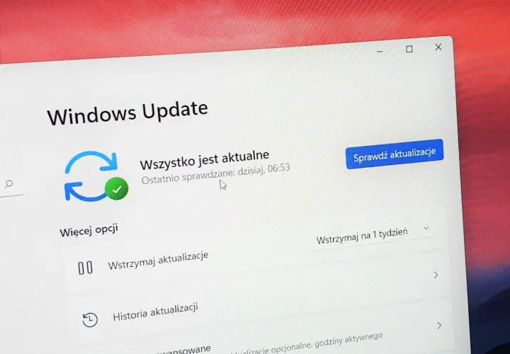 Ekran Windows Update z informacją "Wszystko jest aktualne", ostatnie sprawdzenie dzisiaj o 06:53. System Windows 11 25H2 jest gotowy.