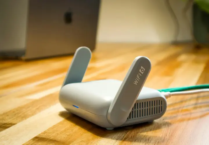 Nowoczesny router Wi-Fi 6 z włączonym UPnP, gotowy do połączenia z siecią.