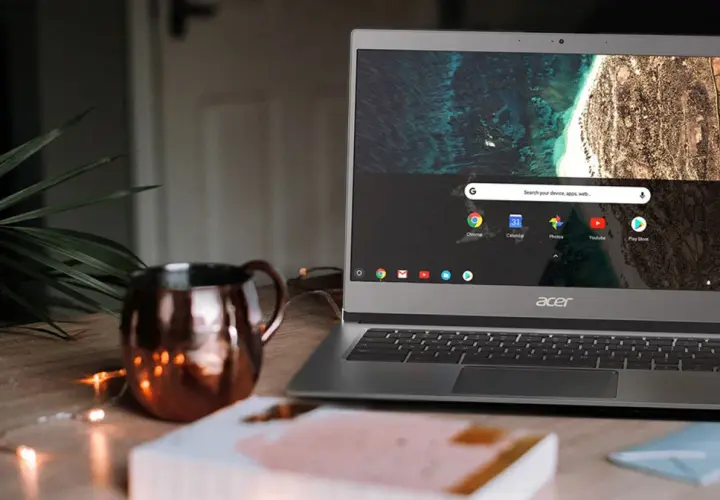 Chromebook co to? Laptop Acer z systemem Chrome OS, idealny do pracy i nauki. Na biurku obok kubek i lampki.