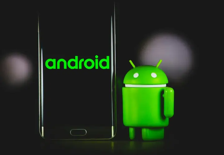 Zielony robot Android obok telefonu z logo systemu. Gotowy do działania w trybie fastboot.