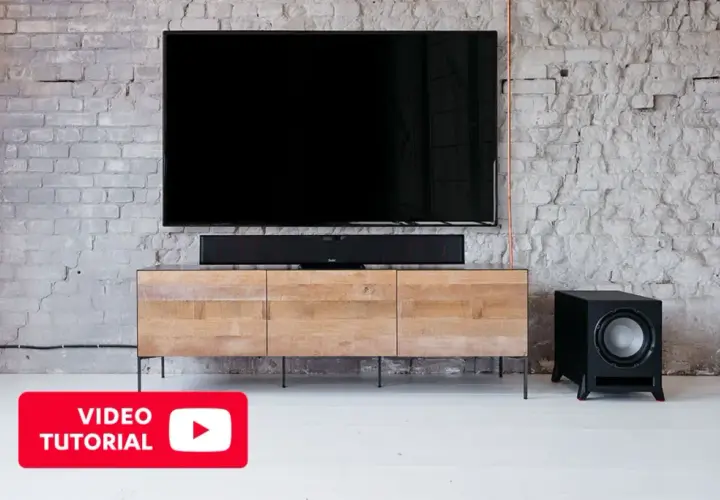 Dowiedz się, jak podłączyć głośniki do subwoofera, aby uzyskać głęboki bas. Wideo tutorial pokazuje konfigurację kina domowego.