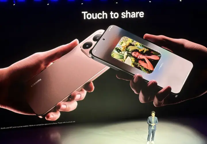 Dwie dłonie trzymają telefony Xiaomi, gotowe do udostępnienia zdjęcia. Interfejs MIUI pokazuje "Connecting" na ekranie.
