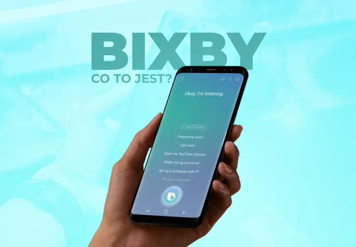 Dłoń trzyma smartfon z włączonym asystentem Bixby. Na ekranie widać komunikat "Okay, I'm listening." oraz przykładowe komendy, np. "Call mom". Bixby co to?