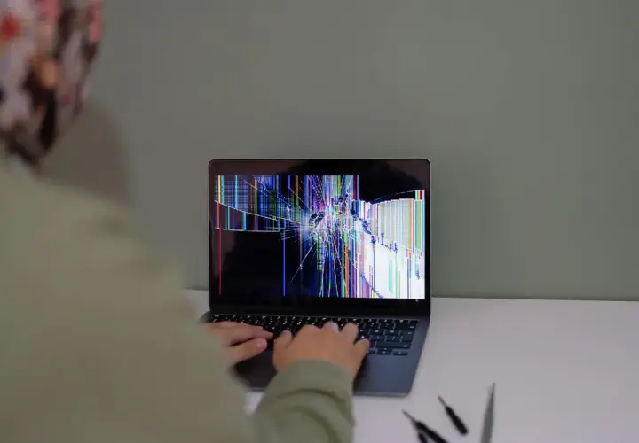 Laptop nie chce się włączyć, ekran pęknięty, kolorowe linie i zakłócenia.