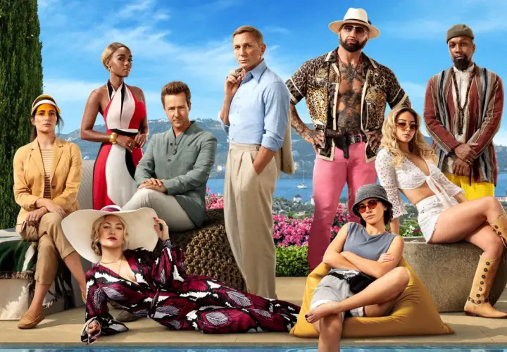 Obsada "Glass Onion: Rozwianka tajemnic" - jedne z najśmieszniejszych komedii Netflix, pozuje na tle słonecznej Grecji.