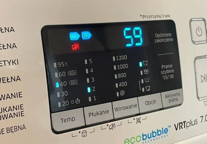 Wyświetlacz pralki Samsung z ikonami: wirowanie, płukanie, wyciszenie. Czas 59 minut.