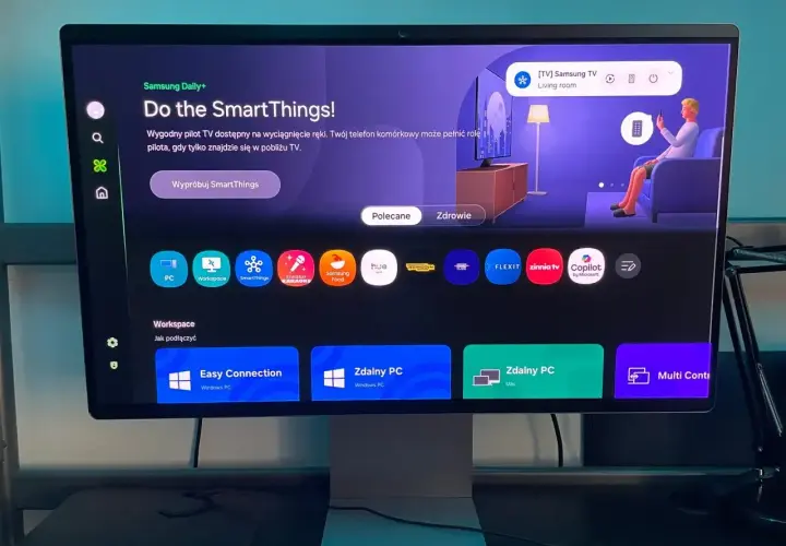Ekran monitora z interfejsem Tizen, prezentujący aplikacje SmartThings, zdalny dostęp do PC i inne funkcje.