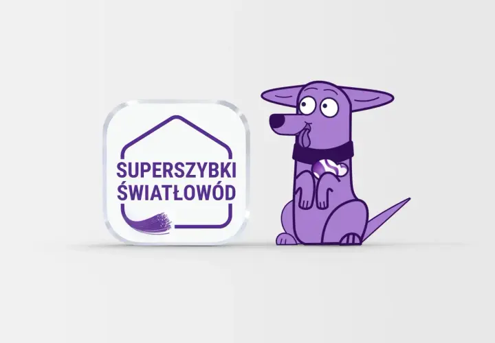 Fioletowy piesek z kością na szyi obok logo "Superszybki światłowód" z technologią GPON.