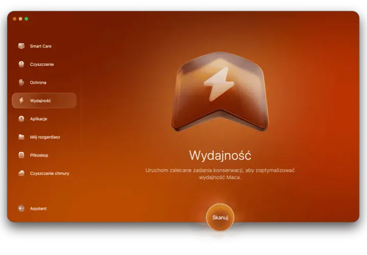 Interfejs aplikacji na macOS Monterey z opcją "Wydajność" podświetloną. Ikona błyskawicy i przycisk "Skanuj" sugerują optymalizację systemu.