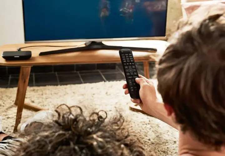 Oglądanie telewizji z pilotem w ręku. Czy multiroom musi być podłączony do internetu, by cieszyć się ulubionymi programami?