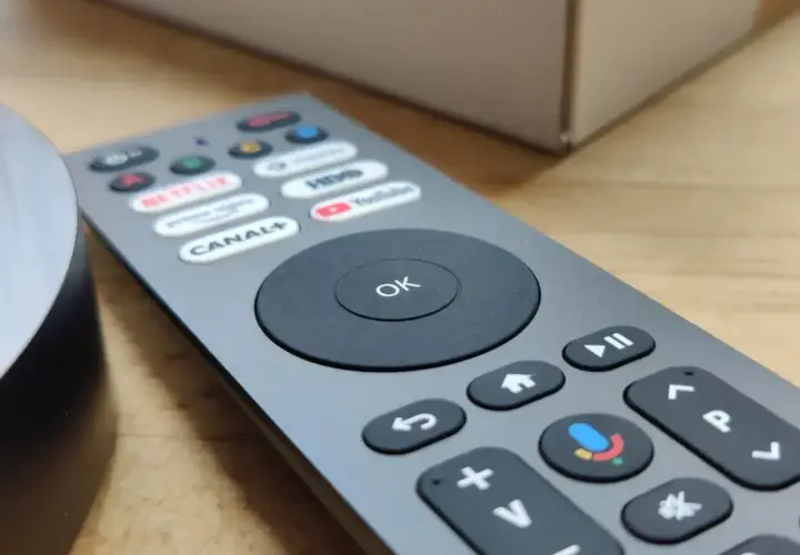 Pilot do telewizora z przyciskami Netflix, Canal+, YouTube. Dowiedz się, jak podłączyć dekoder UPC do telewizora, by cieszyć się ulubionymi kanałami.