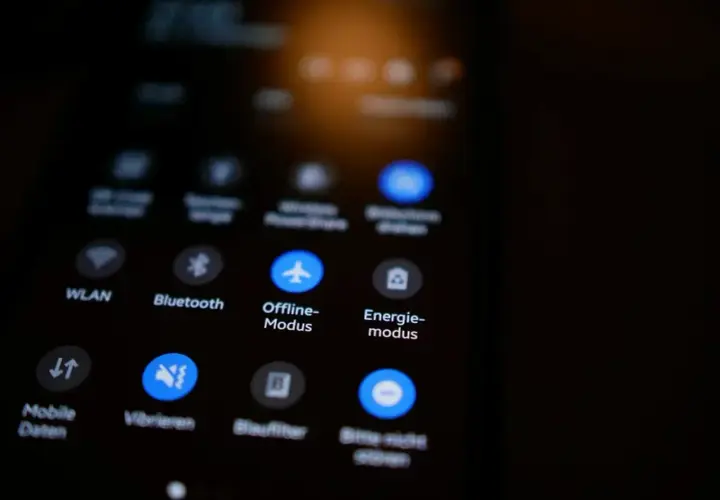 Ikona samolotu symbolizuje tryb samolotowy na ekranie telefonu.