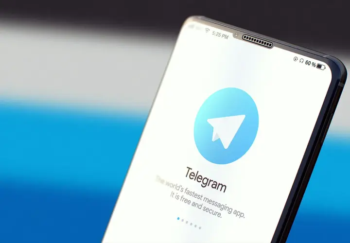Ekran smartfona z logo Telegram i hasłem "The world's fastest messaging app. It is free and secure." Czy Telegram jest bezpieczny? Odpowiedź w aplikacji.