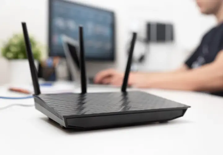 Router z antenkami na biurku. Czy można mieć internet w telefonie bez karty sim? Tak, dzięki Wi-Fi.