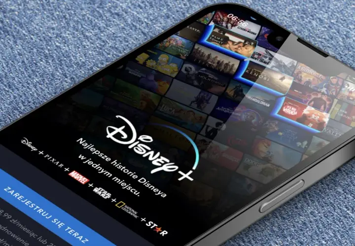 Ekran telefonu z aplikacją Disney+. Zastanawiasz się, jak anulować subskrypcję Disney Plus? Tutaj znajdziesz pomoc.