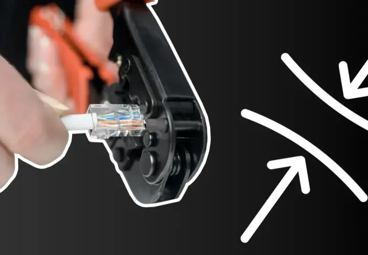 Dłoń zaciska wtyczkę RJ45 na kablu ethernet. Tak można łączyć kabel ethernet.