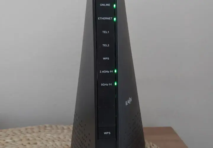 Router KAON z zielonymi diodami. Wskaźniki 2.4GHz i 5GHz pokazują, jak sprawdzić pasmo routera.