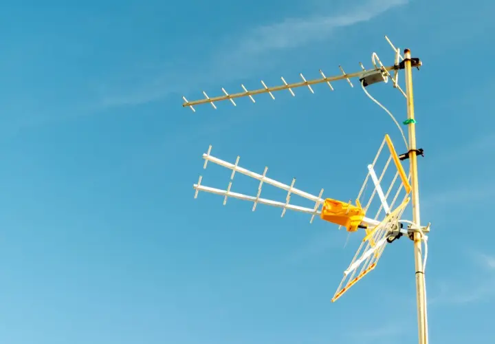 Antena telewizyjna na tle błękitnego nieba. Czy zasilacz antenowy jest potrzebny?