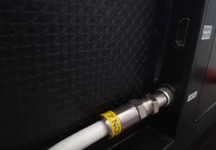 Podłączony kabel antenowy do telewizora Samsung QLED. Sprawdź siłę sygnału w ustawieniach TV.