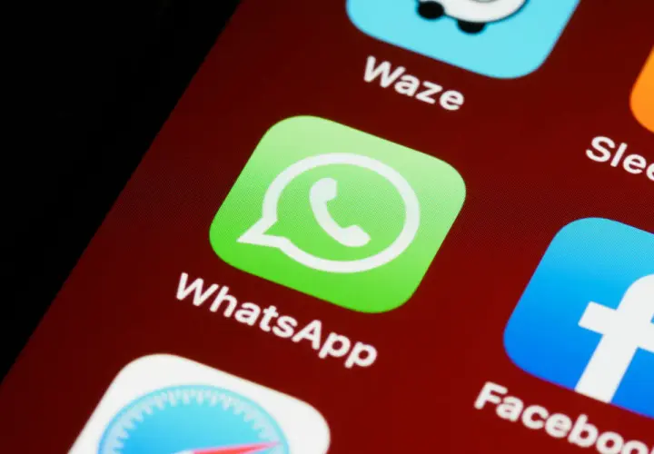 Ikona WhatsApp na ekranie telefonu. Chcesz wiedzieć, jak zrobic ankiete na WhatsApp?