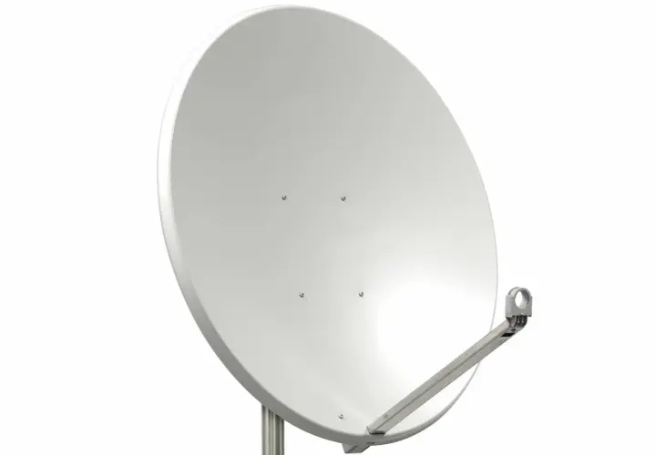 Biała antena satelitarna na maszcie, idealna do wyboru, jaką antenę satelitarną wybrać.