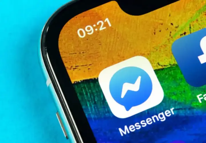 Ikona Messengera na ekranie telefonu. Jest 09:21, a messenger nie działa.