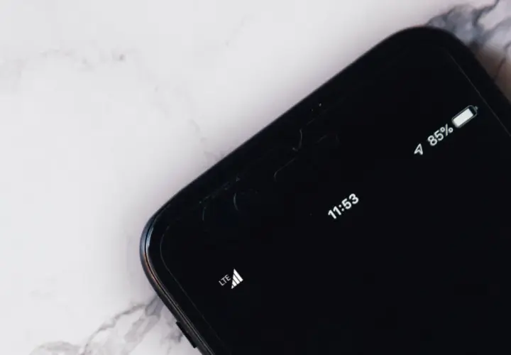 Na ekranie telefonu widać godzinę 11:53, wskaźnik baterii 85% i LTE. To pokazuje, co oznacza edge w telefonie – szybki dostęp do internetu.