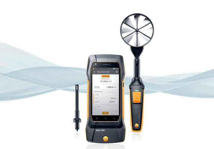 Testo 400 z anemometrem i sondą do pomiaru przepływu powietrza. Idealne narzędzie, by dowiedzieć się, jak testować sieci wysokiej częstotliwości.